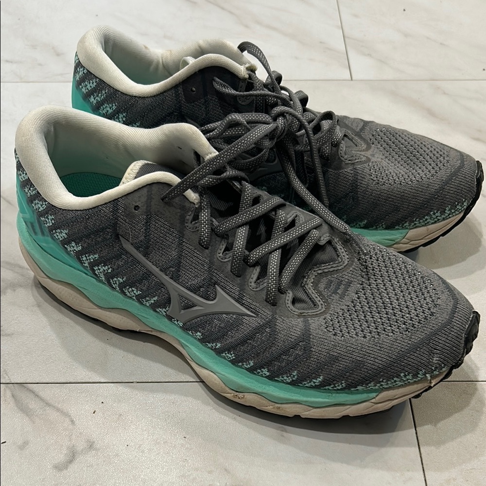 Mizuno Women's Gray and Teal Running Shoes